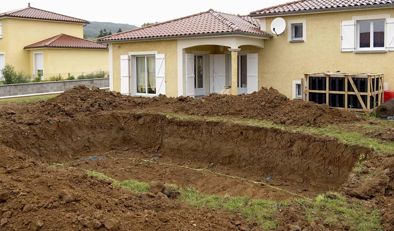 Baugrube Gartenpool nach Aushubplan