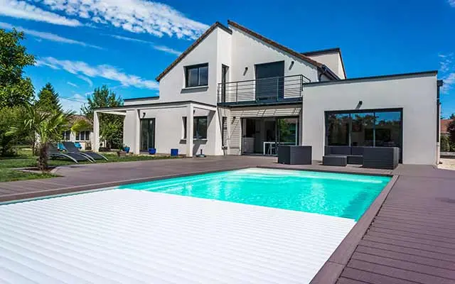 Gartenpool mit Poolabdeckung