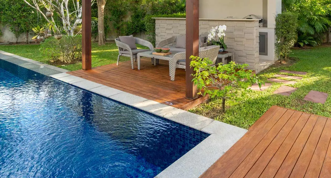 Pool neben Terrasse